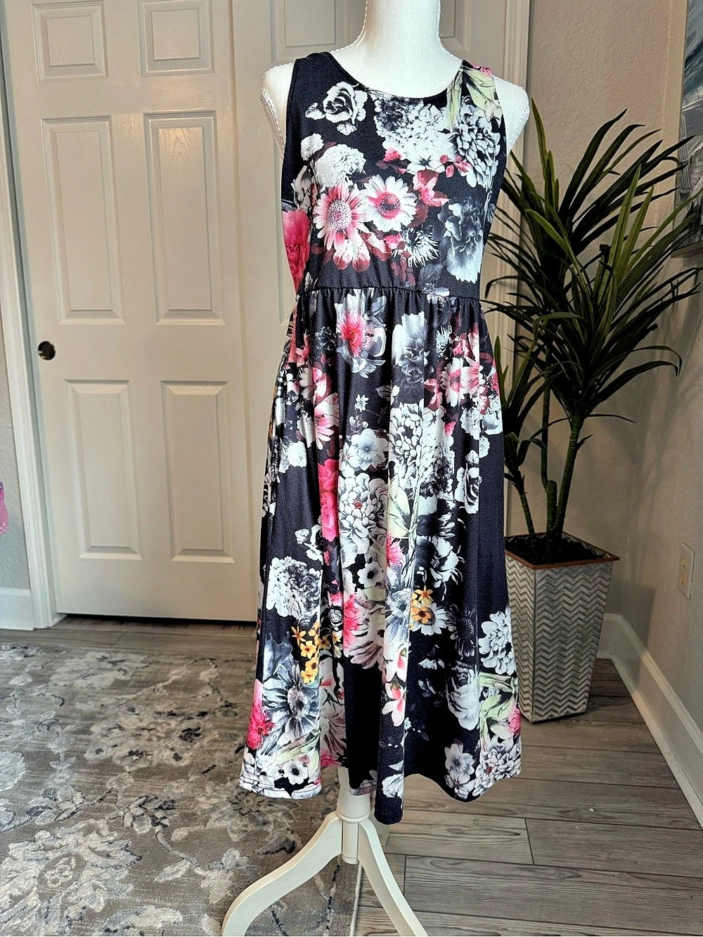 Floral Maxi Dress in Black & Pink in Good Pre Owned Condition S-M